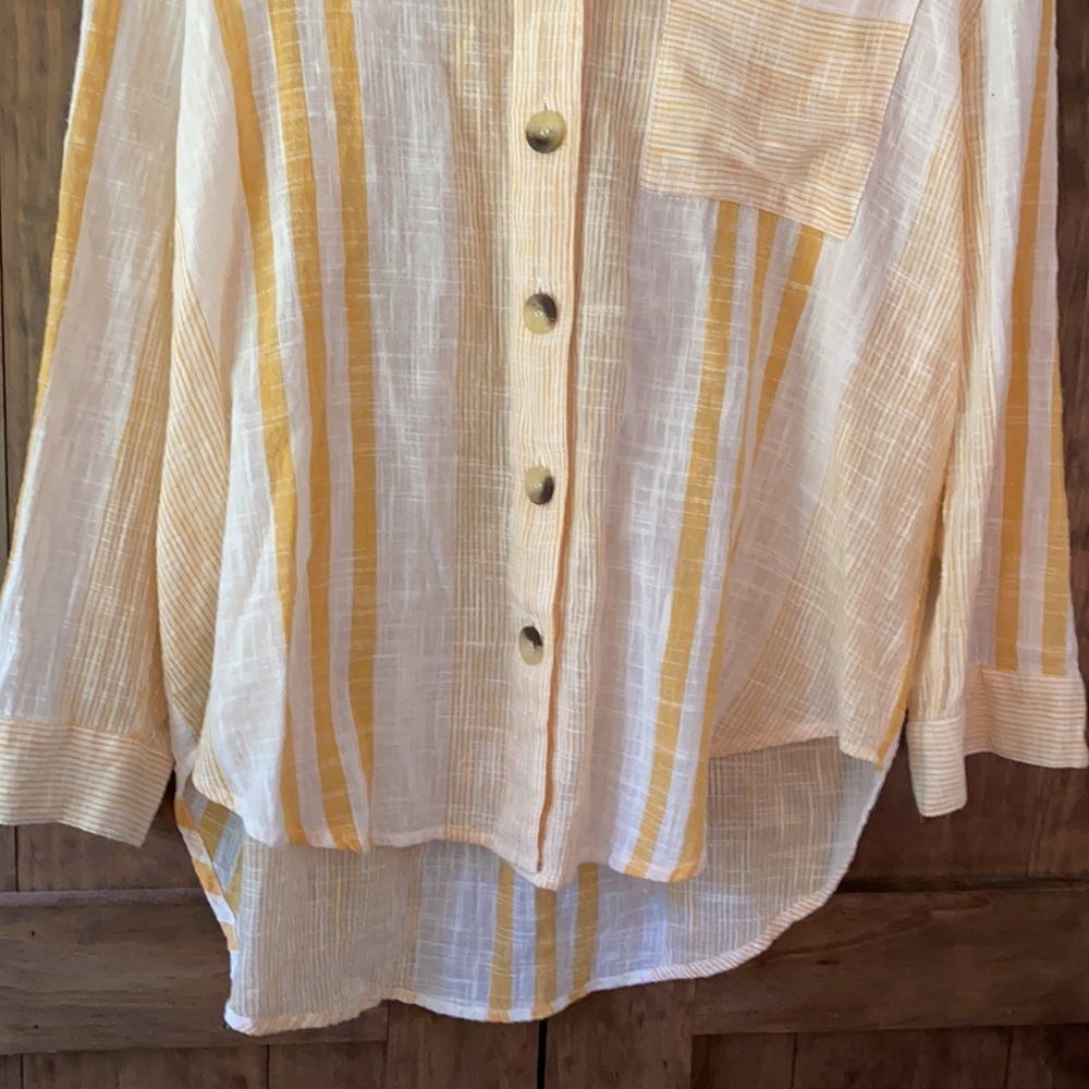 Unique Spectrum Linen Front-Button ShortSleeve Top - Picture 4 of 9